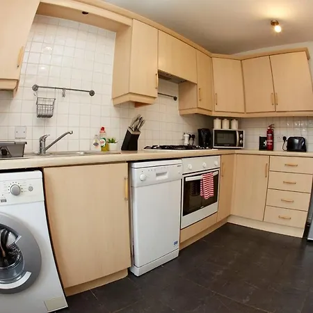 Sleeps 6 -stylish, Parking, Wifi, Netflix, Nr City Сasa de vacaciones