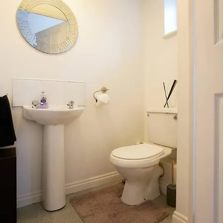 Sleeps 6 -stylish, Parking, Wifi, Netflix, Nr City Сasa de vacaciones