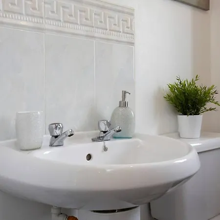 Sleeps 6 -stylish, Parking, Wifi, Netflix, Nr City Сasa de vacaciones