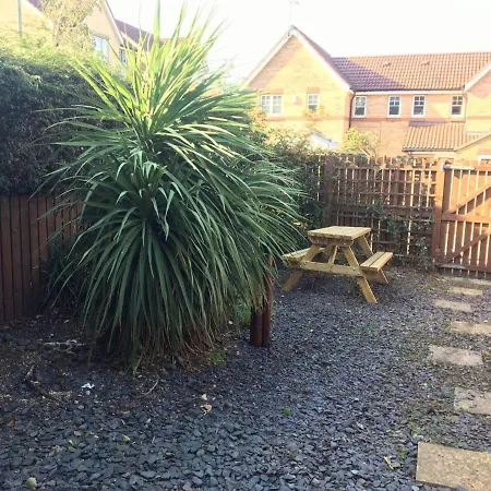 Sleeps 6 -stylish, Parking, Wifi, Netflix, Nr City Holiday home *