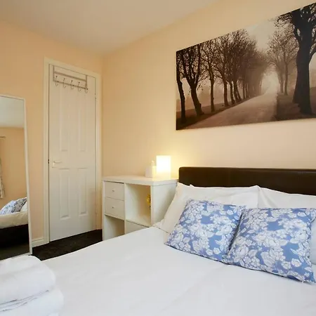 Holiday home Sleeps 6 -stylish, Parking, Wifi, Netflix, Nr City *