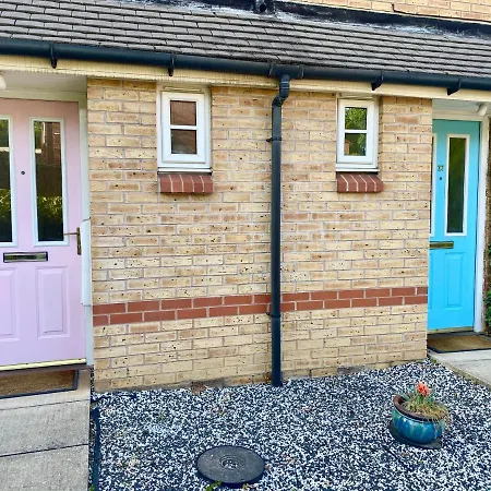 Holiday home Sleeps 6 -stylish, Parking, Wifi, Netflix, Nr City