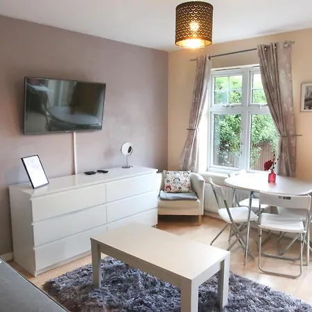 Holiday home Sleeps 6 -stylish, Parking, Wifi, Netflix, Nr City Leeds (West Yorkshire)